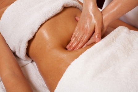 Cómo el masaje abdominal puede ayudar con el estreñimiento